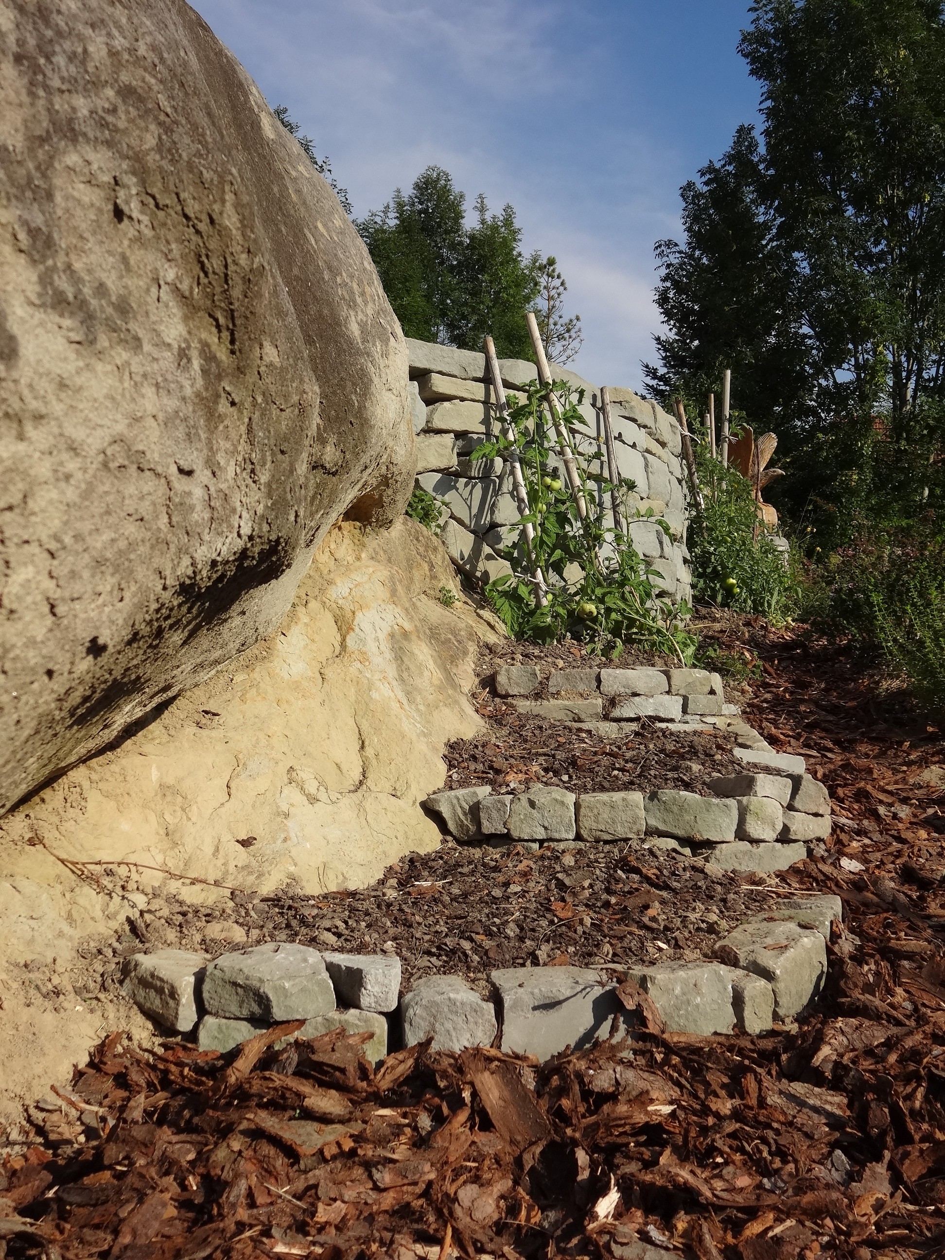 Mauer mit Fels