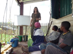 Schule auf Madagassisch - "Haona atao ala sakafo" - wie macht man einen Waldgarten